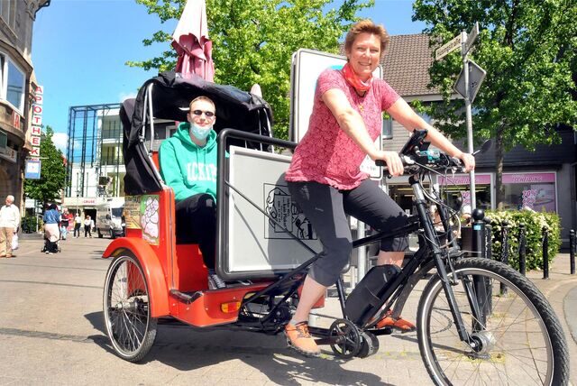 Eine Elektro-Rikscha für die Vereine – im Bild eine Fahrradrikscha in Schwerte – wurde als Wunsch bei einer Befragung der Fröndenberger Stadtverwaltung geäußert.