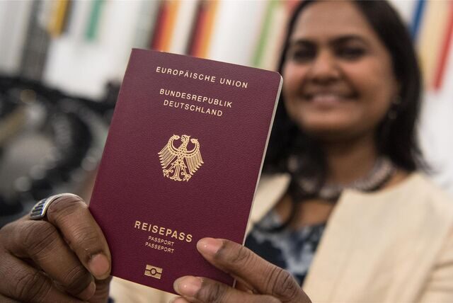 Mridula Singh, die aus Indien stammt, hält am 23.01.2018 nach der Einbürgerungsfeier für mehr fast 2200 Menschen in der Paulskirche in Frankfurt am Main (Hessen) ihren Pass in die Kamera.