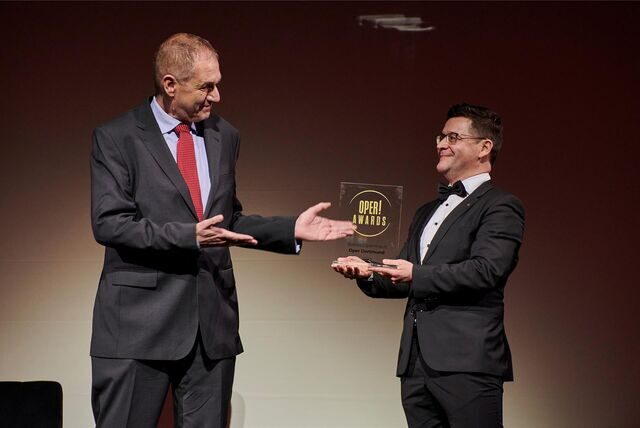 Zu Recht stolz: Der Dortmunder Opernintendant Heribert Germeshausen (r.) nahm den „Oper“! Award“ für das beste Opernhaus von Jurymitglied Uwe Friedrich entgegen.