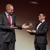Zu Recht stolz: Der Dortmunder Opernintendant Heribert Germeshausen (r.) nahm den „Oper“! Award“ für das beste Opernhaus von Jurymitglied Uwe Friedrich entgegen.