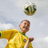 Kinder im Kopfball-Duell.