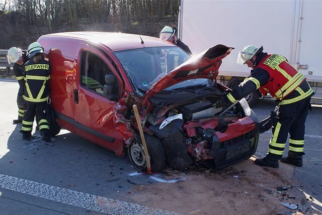 Unfall auf der A44 bei Unna am Dienstag (28.02.): Die Autobahn musste zwischenzeitlich komplett gesperrt werden zwischen Werl und Dortmund.