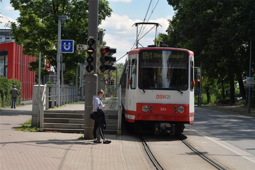 Vom Streik der DSW21 ist auch die U41 betroffen, die auch Stationen in Brambauer anfährt. Vom Streik der DSW21 ist auch die U41 betroffen, die auch Stationen in Brambauer anfährt.