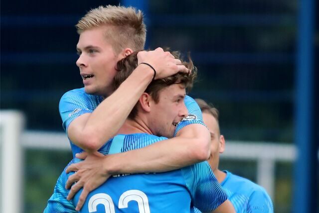 Marvin Schuster (hinten) vom Hombrucher SV jubelt.