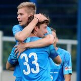Marvin Schuster (hinten) vom Hombrucher SV jubelt.