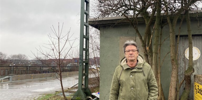 Der Historiker Dr. Rolf Fischer auf dem früheren Bahnareal an der Treibstraße. Nur eine Bahnhofsuhr und ein alter Schuppen erinnern hier noch an die Vergangenheit als Güterbahnhof.