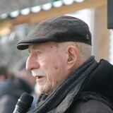 Reporterlegende Werner Hansch spricht in ein Mikrofon.