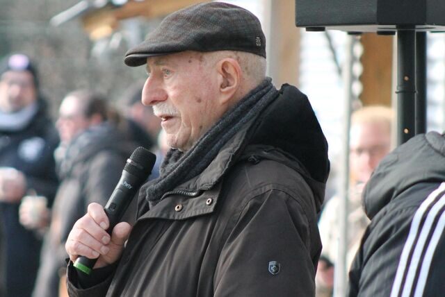 Reporterlegende Werner Hansch spricht in ein Mikrofon.