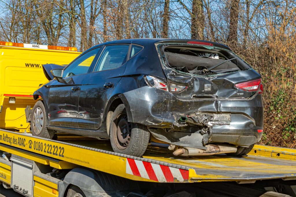 Die Folgen des Unfalls waren an diesem Auto deutlich zu sehen.