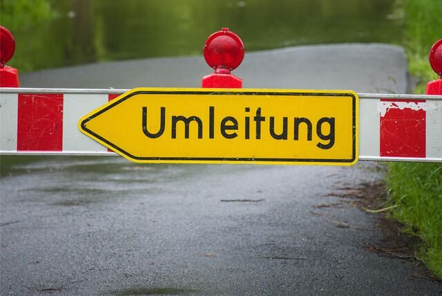 Nahaufnahme eines Verkehrsschildes: Umleitung.