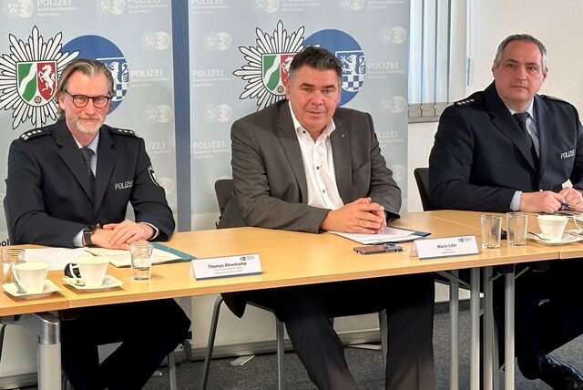 Landrat Mario Löhr, Leiter der Kreispolizeibehörde Unna, und der Erste Polizeihauptkommissar Thomas Röwekamp (links), stellvertretender Leiter der Direktion Verkehr, stellen die Verkehrsunfallentwicklung im Jahr 2022 vor. Rechts Polizei-Pressesprecher Bernd Pentrop.