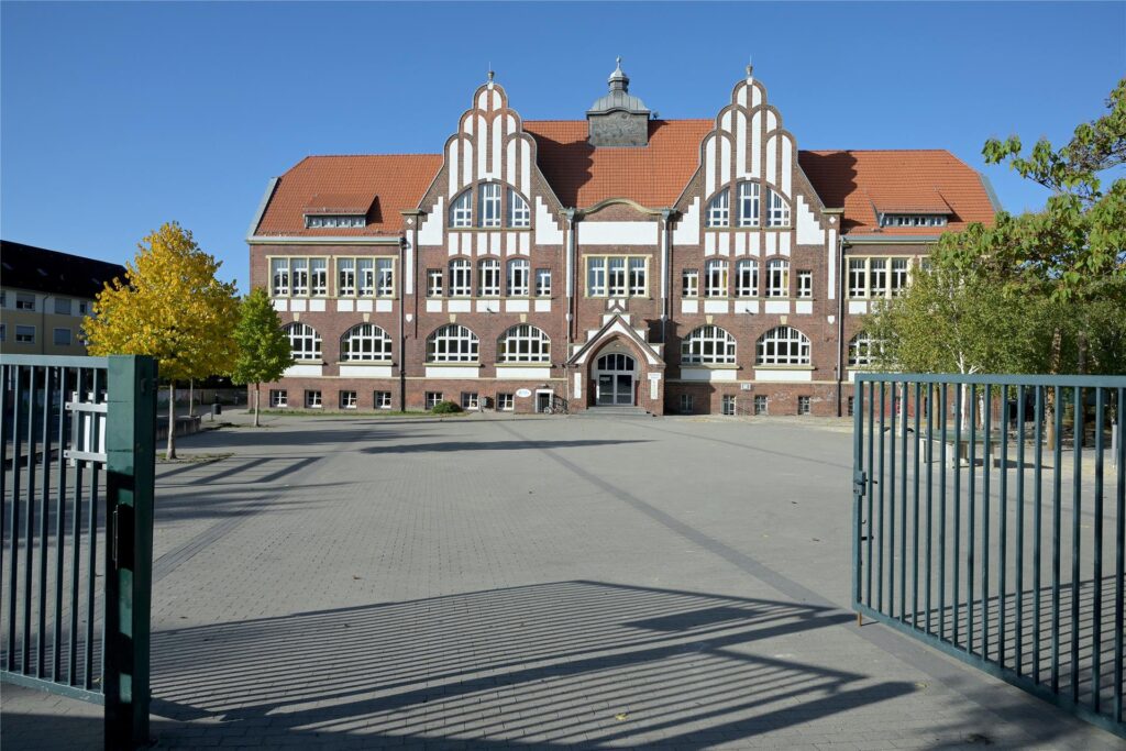 Die Wittekindschule als einer der drei städtischen Offenen Ganztagsschulen in Lünen ist am Donnerstag (2. März) vom Streik betroffen, hier werden jedoch Notgruppen für die Betreuung eingerichtet. Die Wittekindschule als einer der drei städtischen Offenen Ganztagsschulen in Lünen ist am Donnerstag (2. März) vom Streik betroffen, hier werden jedoch Notgruppen für die Betreuung eingerichtet.