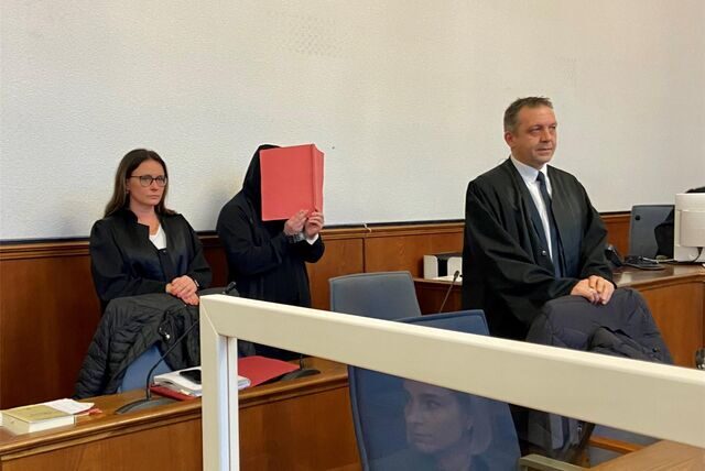 Der Angeklagte zwischen seinen Verteidigern Victoria Grenz und Matthias Düllberg.