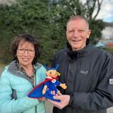 Monika und Dieter Rebbert von der Kinderkrebshilfe Unna mit dem Maskottchen „Maari“