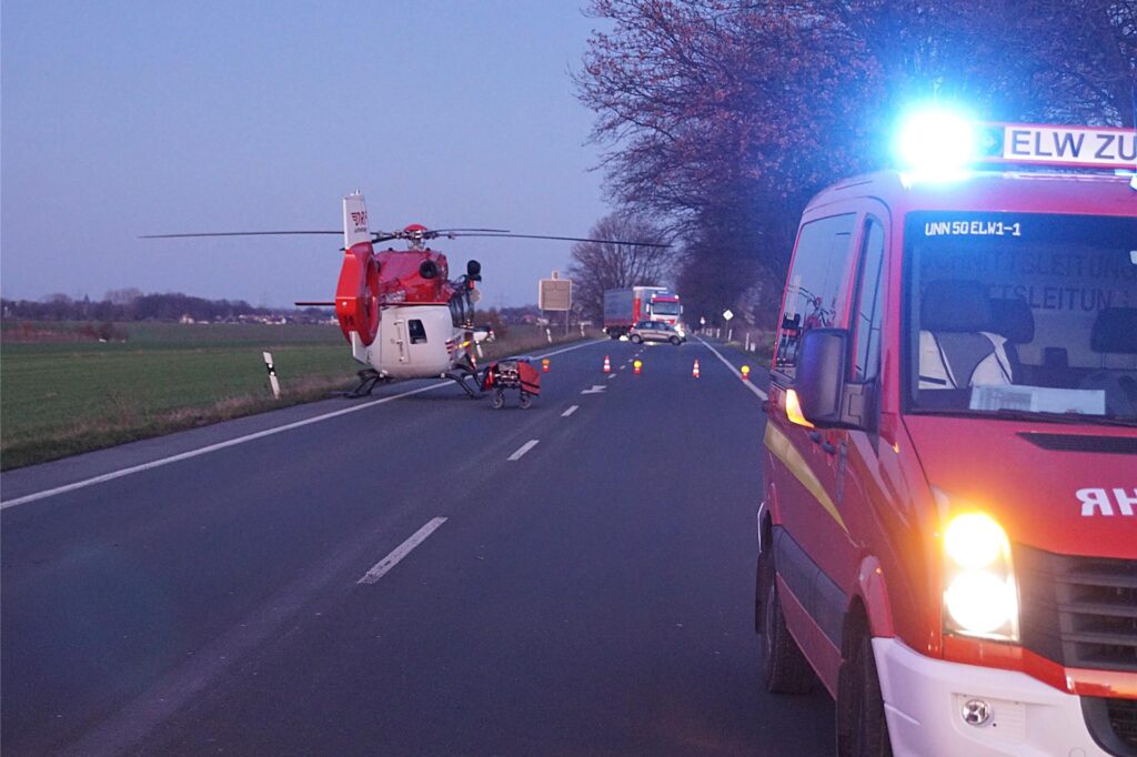An der Unfallstelle landete ein Hubschrauber mit Notarzt an Bord. An der Unfallstelle landete ein Hubschrauber mit Notarzt an Bord.