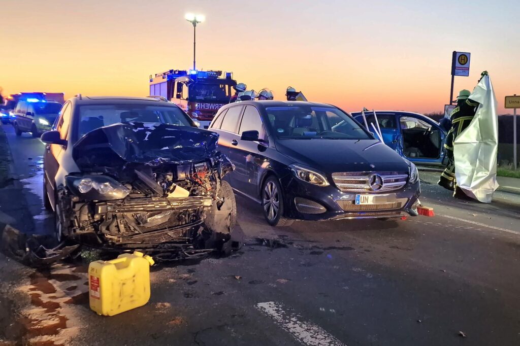 Die Aufräumarbeiten an der Unfallstelle dauerten noch bis in den späteren Abend hinein. Die Aufräumarbeiten an der Unfallstelle dauerten noch bis in den späteren Abend hinein.