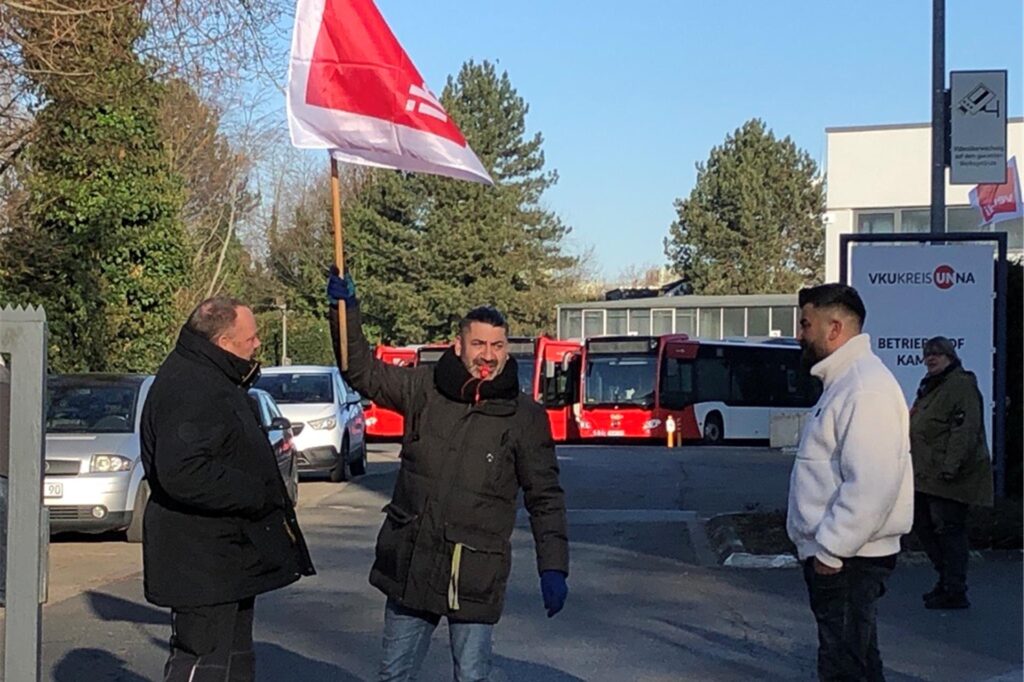 Streikende stehen am Donnerstagmorgen (2.3.) am Eingang zum Kamener Betriebshof der VKU. Streikende stehen am Donnerstagmorgen (2.3.) am Eingang zum Kamener Betriebshof der VKU.
