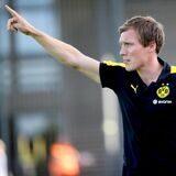 Hannes Wolf zeigt im BVB-Trikot aufs Spielfeld.