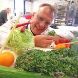 Das ist der breite Sockel der berühmt-berüchtigten Ernährungspyramide: Alles, was grün und rot und frisch und knackig ist. Koch Günther Overkamp gibt Tips, wie wir mehr und „lecka“essen können und trotzdem weniger wiegen.