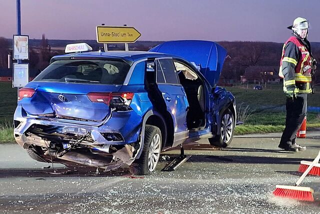 Bei einem schweren Unfall auf der B1 in Unna am 28. Februar wurde unter anderem dieses Fahrschulauto zerstört.