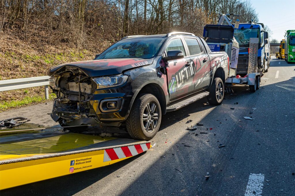 Die Schäden des Unfalls waren an diesem Auto deutlich sichtbar.