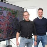Martin Oschinski (l., hier mit Martin Eickhoff) ist Leiter des Fachbereichs Geoinformation und Kataster beim Kreis Unna.