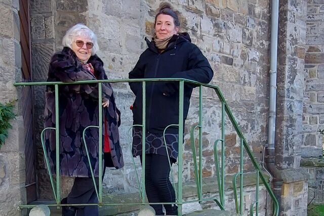 Roswitha Bliese, Vorsitzende des Ergster Heimatvereins, und Elena Schmidt, Leiterin des Ergster Jugendzentrums, laden ein zu einer Reise in die Vergangenheit von Ergste.