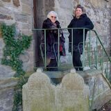 Roswitha Bliese, Vorsitzende des Ergster Heimatvereins, und Elena Schmidt, Leiterin des Ergster Jugendzentrums, laden ein zu einer Reise in die Vergangenheit von Ergste.