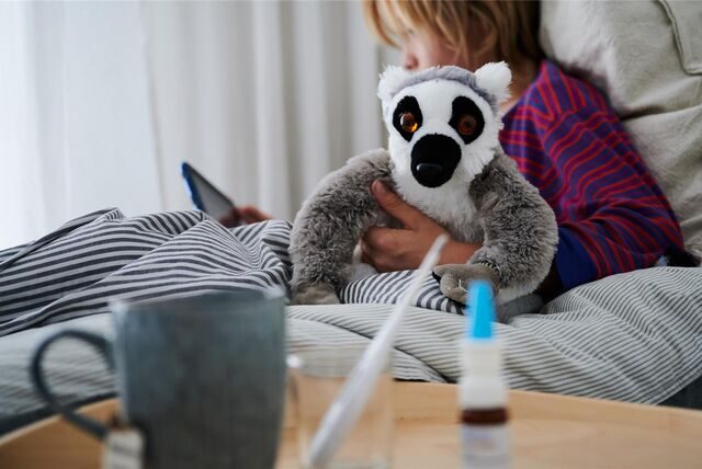 Ein Kind liegt krank im Bett.