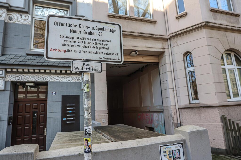Der Eingang zum Spielplatz mit dem hochgezogenen Rolltor.