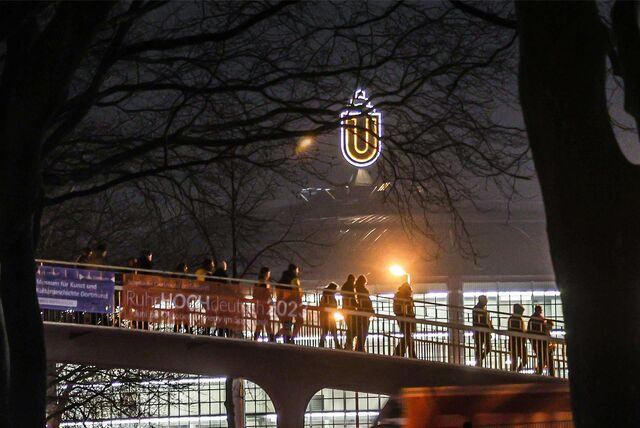 Wegen des Warnstreiks von Verdi fuhren am Freitag (3.3.) keine Busse und Bahnen zum BVB-Stadion. Viele Fans kamen deswegen zu Fuß zum Spiel, denn die Parkplätze waren knapp.