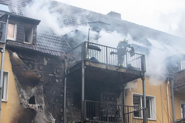 Löscharbeiten an einem Mehrfamilienhaus in Essen.