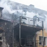 Löscharbeiten an einem Mehrfamilienhaus in Essen.