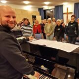Mehr als 60 Teilnehmer nahmen an den Schnupperproben des Projektchors unter Leitung von Andreas Feilen teil.