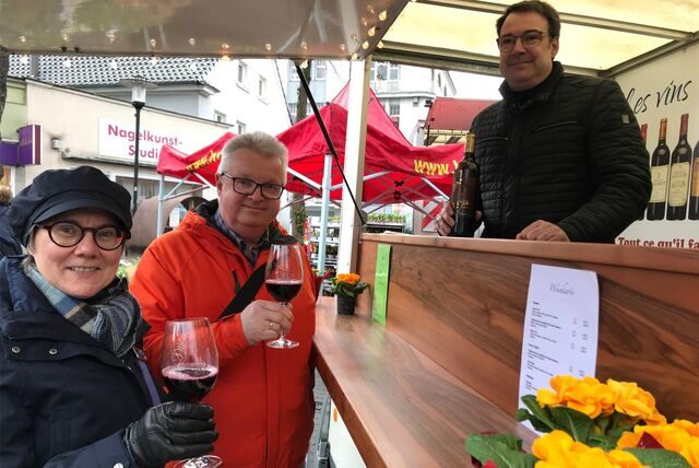 Prost: Beate und Michael Meyerding probierten zum Auftakt des Verkaufsoffenen Sonntags in der Schwerter Innenstadt ein Gläschen Cabernet.