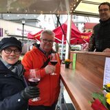 Prost: Beate und Michael Meyerding probierten zum Auftakt des Verkaufsoffenen Sonntags in der Schwerter Innenstadt ein Gläschen Cabernet.