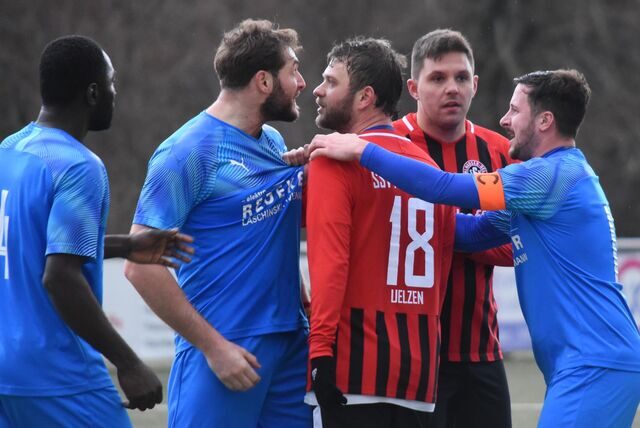 Kadir Koc und Justin Pfaff geraten nach Spielschluss aneinander.