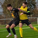 Duell zwischen Jonas Hahn (links/Kamener SC) und Dominik Emde (rechts/SV Langschede)