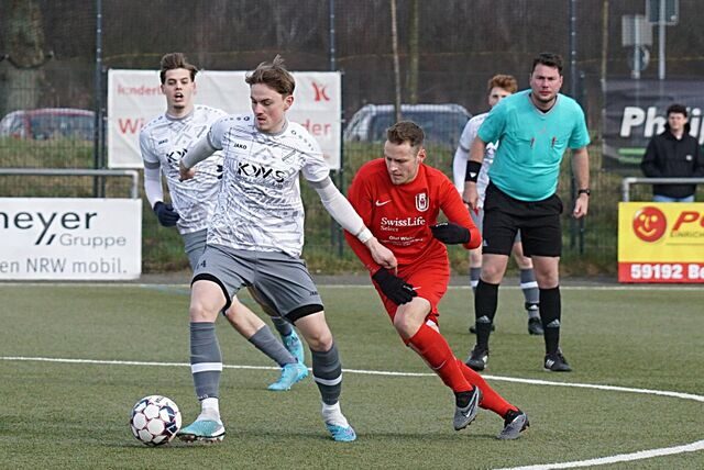 Mittelfeldduell zwischen Marcel Hellmich (FCO in Grau) gegen Robin Czaja (RWU)