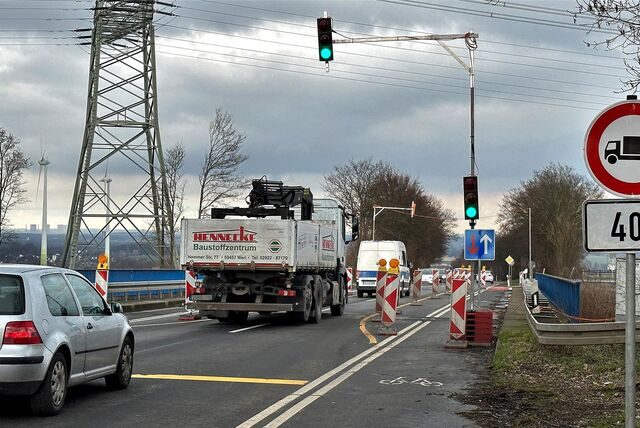 Auf der Ostbürener Straße in Fröndenberg gibt es seit Monaten eine Ampelregelung vor der A44-Brücke.