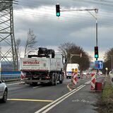 Auf der Ostbürener Straße in Fröndenberg gibt es seit Monaten eine Ampelregelung vor der A44-Brücke.