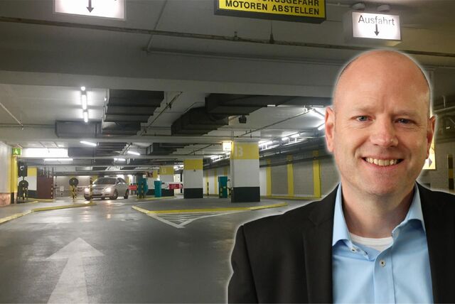 DoPark-Geschäftsführer Simon Kinz und die Tiefgarage unter dem Rathaus.