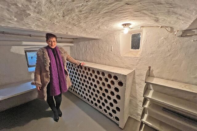 Silvia Kreigenfeld, hier im Keller eines der derzeit in Fröndenberg angebotenen hochpreisigen Anwesen, ist Immobilienmaklerin bei der Volksbank Unna.