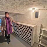Silvia Kreigenfeld, hier im Keller eines der derzeit in Fröndenberg angebotenen hochpreisigen Anwesen, ist Immobilienmaklerin bei der Volksbank Unna.