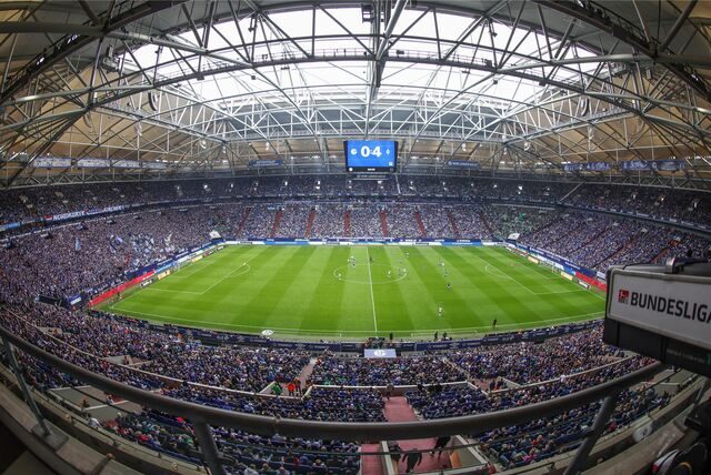Die Veltins-Arena wird im Derby gegen den BVB wieder restlos ausverkauft sein.