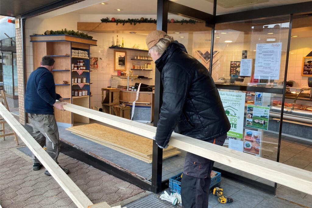 Handwerker sind nun dabei, die Schäden zu beseitigen.