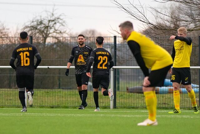 Spieler des Kamener  SC (von links nach rechts; Aziz Aktas, Jan Brinkmann, Mücahit Kücükyagci) und des SV Langschede (von links nach rechts: Dominik Emde, Maximilian Mai)