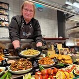 Giesela Kertz bestückt die vegane Theke bei Edeka im Einkaufszentrum Neue Mühle.