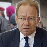 Carsten Harder, Hauptgeschäftsführer der Handwerkskammer, und IHK-Hauptgeschäftsführer Stefan Schreiber in einer Montage mit einem Sicherheitsmann.
