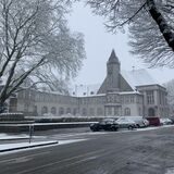 Zu sehen ist das Schwerter Rathaus im Schnee.